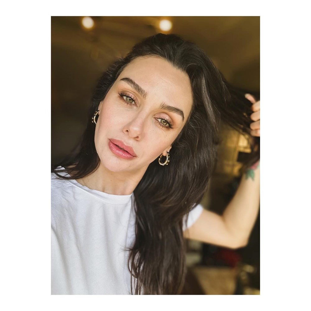 Demet Özdemir takipçilerini geçmişe götürdü (Ünlülerin çocukluk ve gençlik halleri) 167 a 97C6nnB0SibbaWNTSSTg