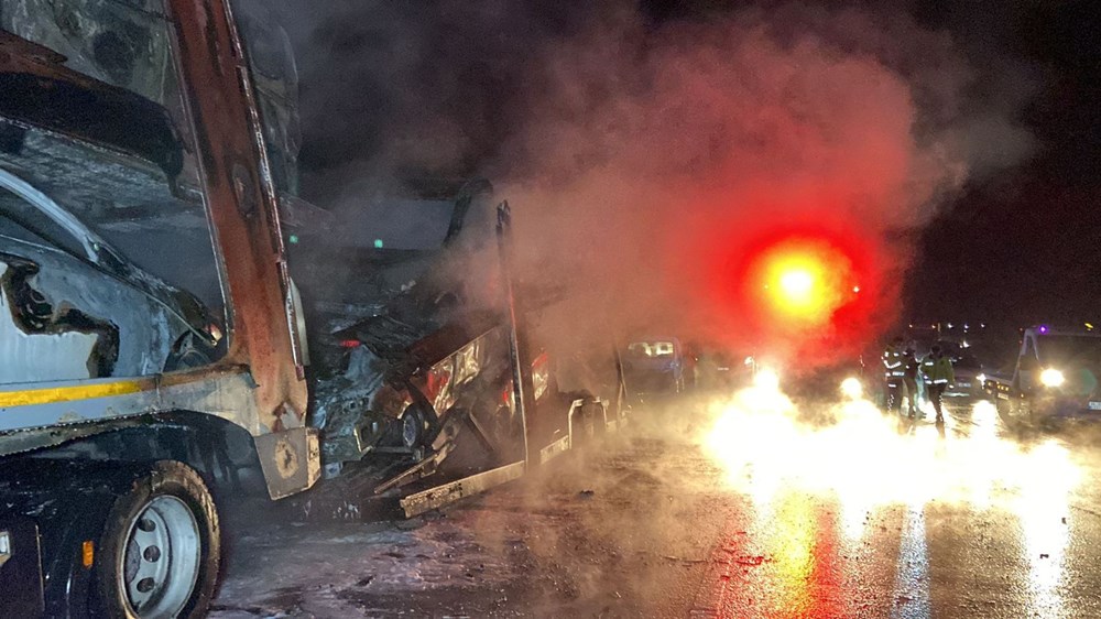 Sıfır araçları taşıyan TIR'da yangın çıktı - 10