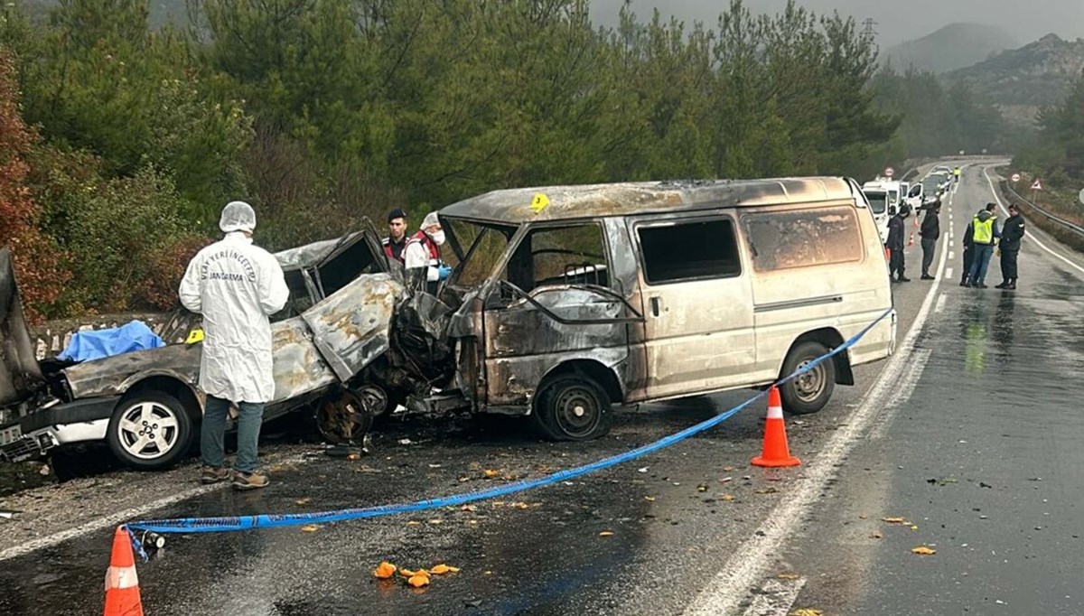 İzmir’de minibüsle çarpışan otomobil alev aldı: Bir ölü, üç yaralı