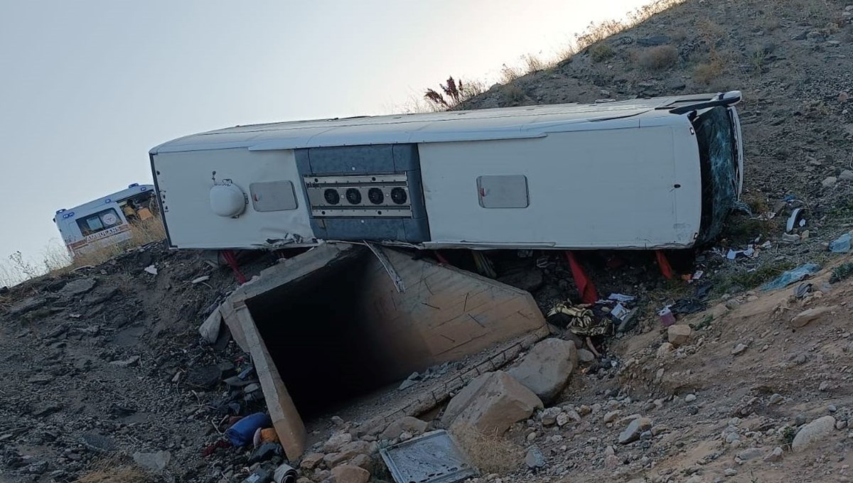 Erzurum'da yolcu otobüsü şarampole devrildi: 3 ölü, 22 yaralı