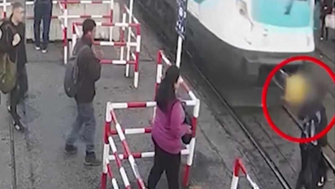 Telefona dalan adama tramvay çarptı