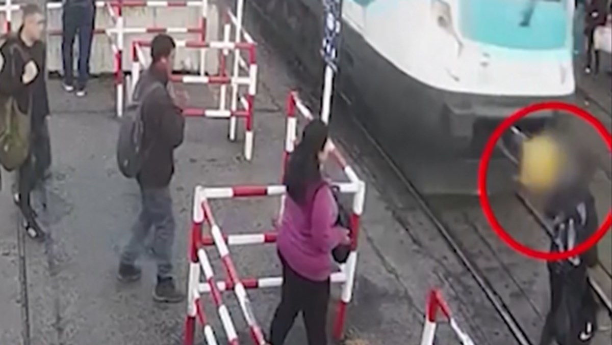 Telefona dalan adama tramvay çarptı