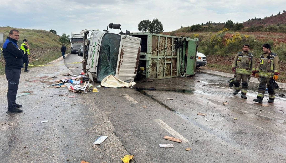 Belediyenin çöp kamyonu devrildi