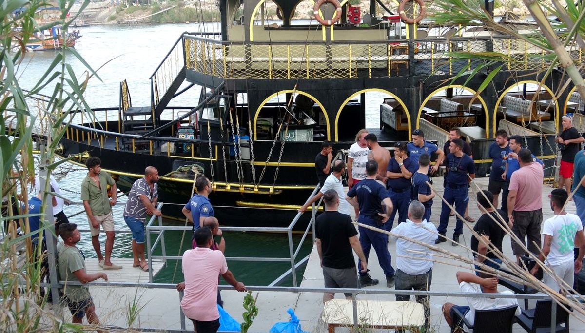 Antalya’da tur teknesi gerilimi: Mahalleli vinç çağırıp iskeleyi söktürdü Antalya’da tur teknesi gerilimi: Mahalleli vinç çağırıp iskeleyi söktürdü