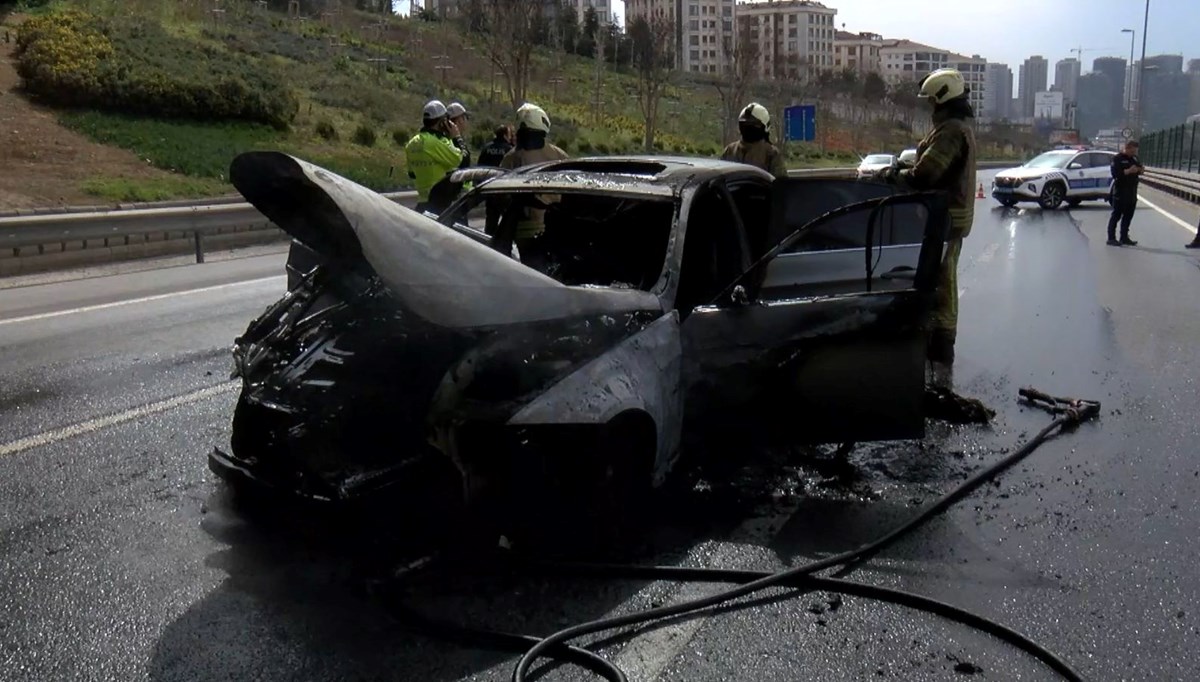 Alev alev yanan otomobil küle döndü Alev alev yanan otomobil küle döndü
