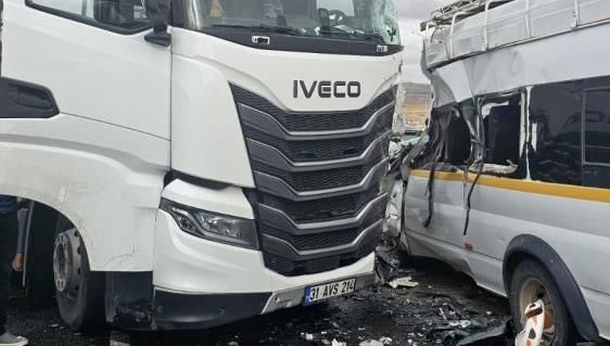 İşçi minibüsü ile TIR çarpıştı: 9 yaralı