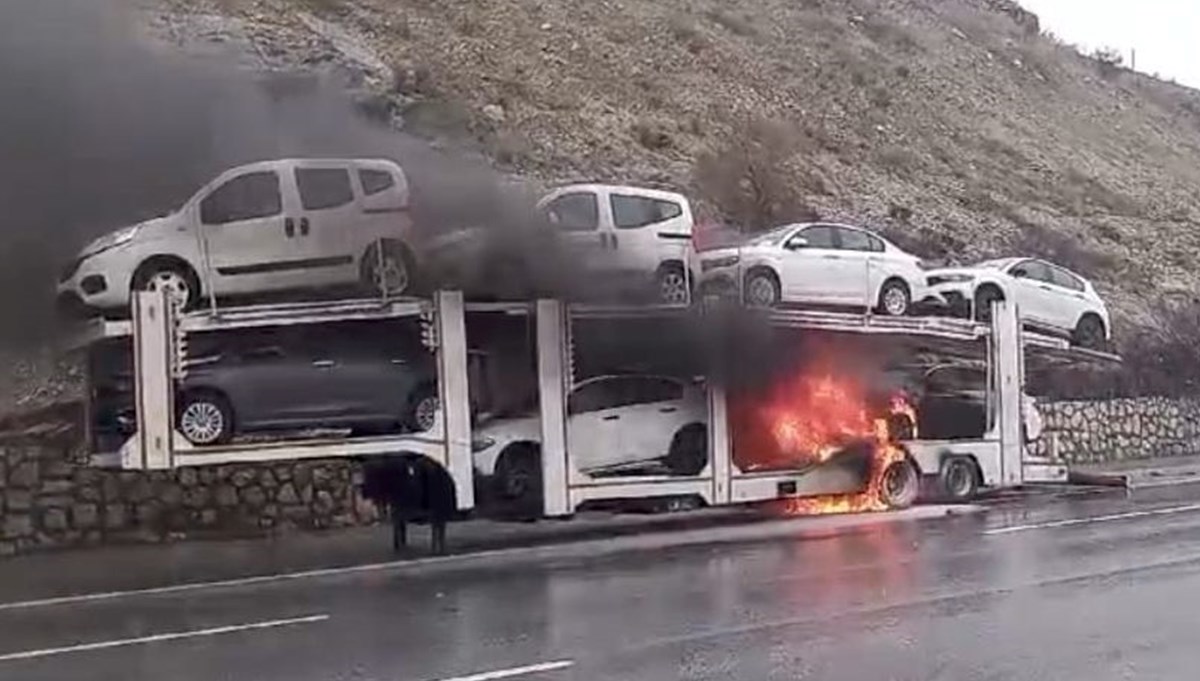 Mersin'de araç yüklü TIR'da yangın çıktı