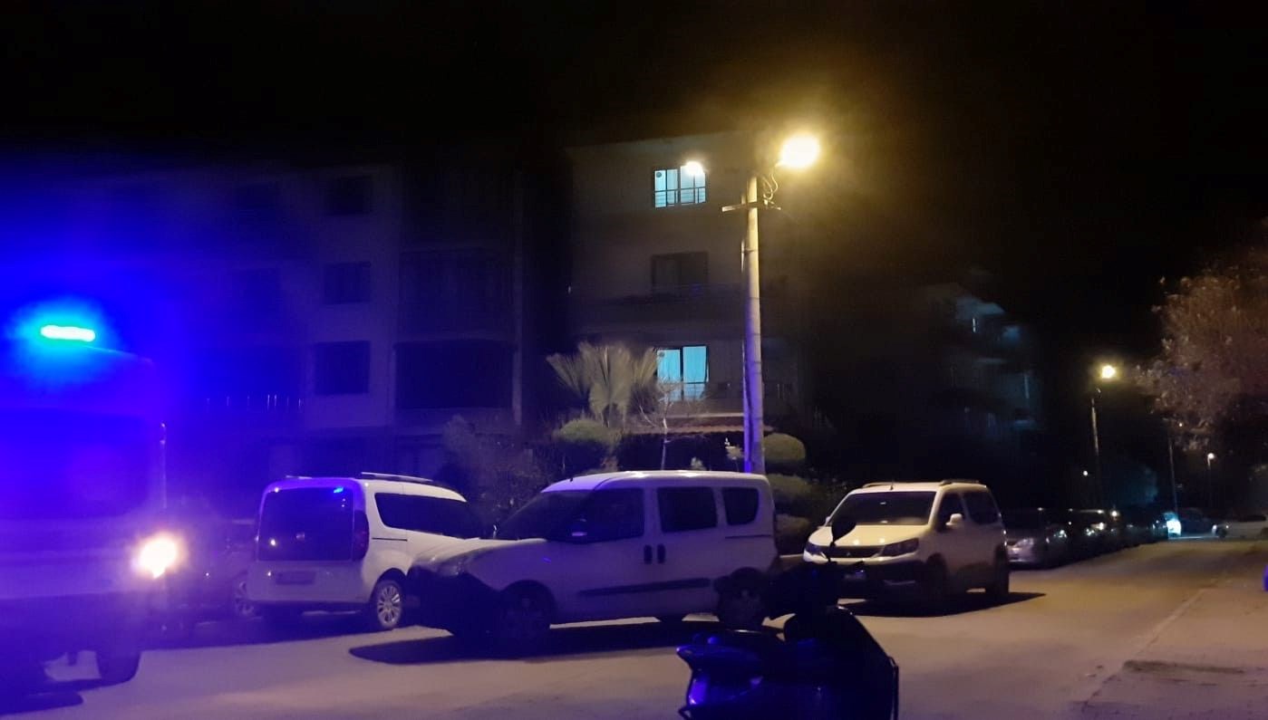 Eşini 7 kez sırtından bıçaklayıp öldürdü