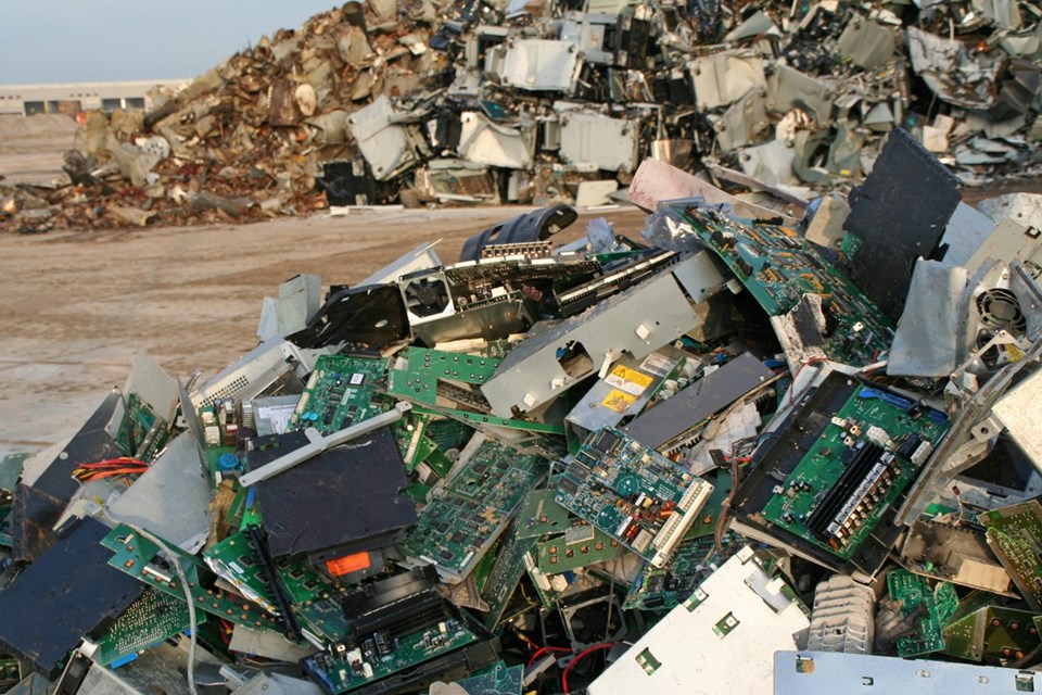 Dünyada 2022'de 5,3 milyar cep telefonunun çöpe atılacağı tahmin ediliyor - 1