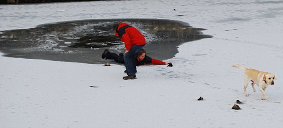 Мужчина спас собаку. Спасают животных на льду. Спасение собаки из воды.