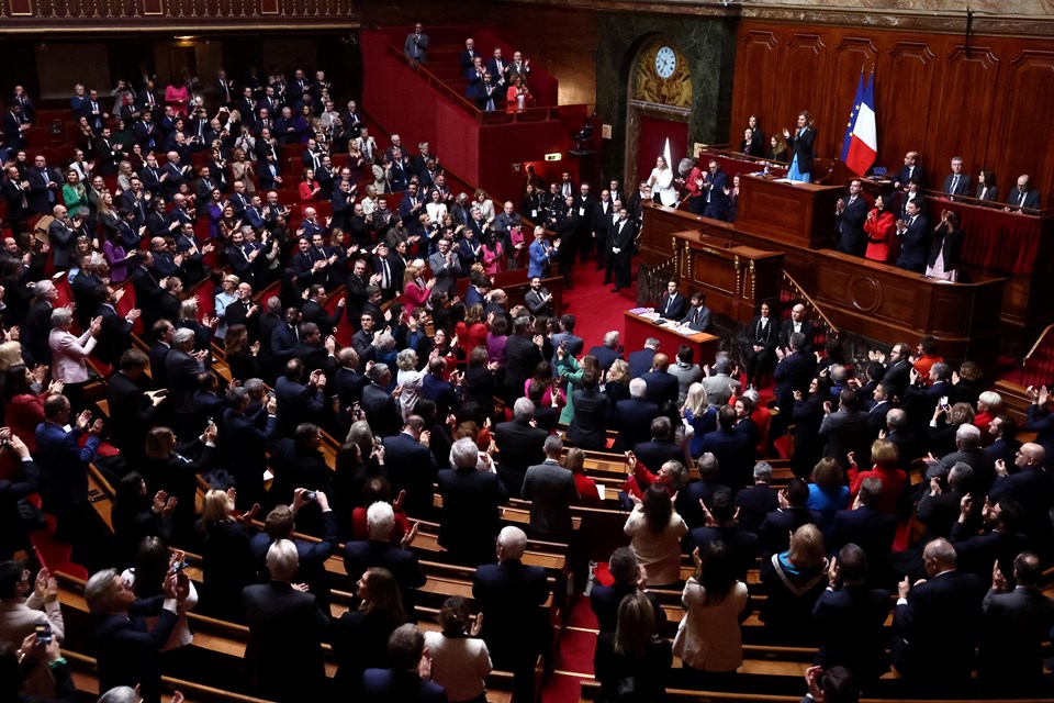 Dünyada bir ilk: Fransa'da kürtaj hakkı anayasal güvence altına alındı - 1