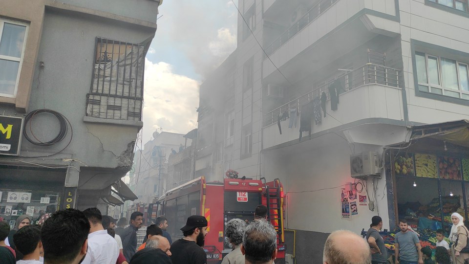 Şanlıurfa'da korkutan yangın: Kadın ve çocukları itfaiye ekipleri kurtardı - 1