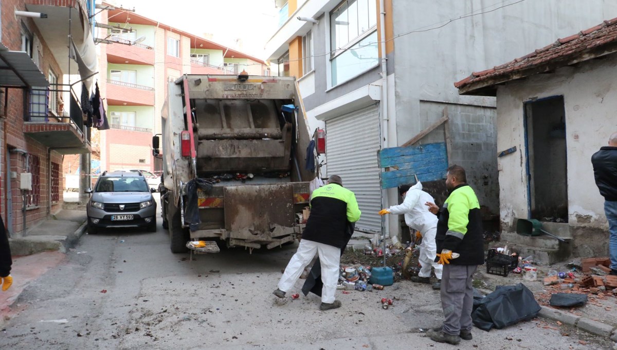 Komşuları şikayet etti: Evden 6 ton çöp çıktı