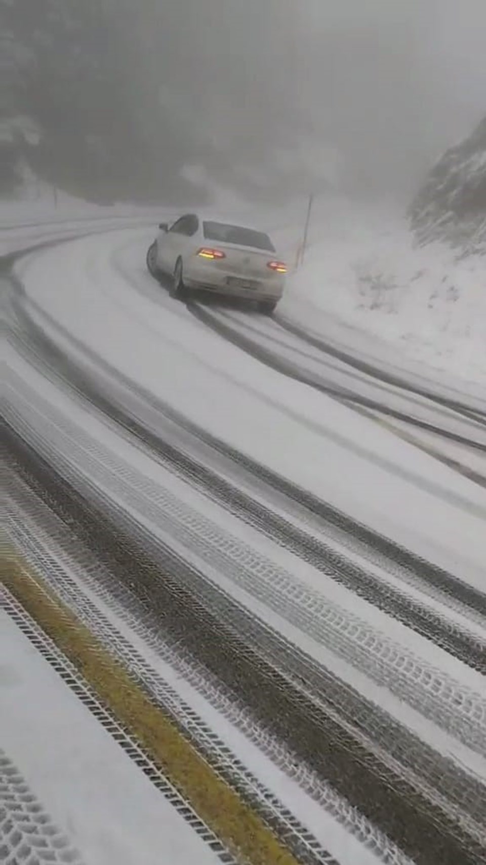 Bursa ile Kütahya arasında yoğun kar: Araçlar yolda kaldı - 1
