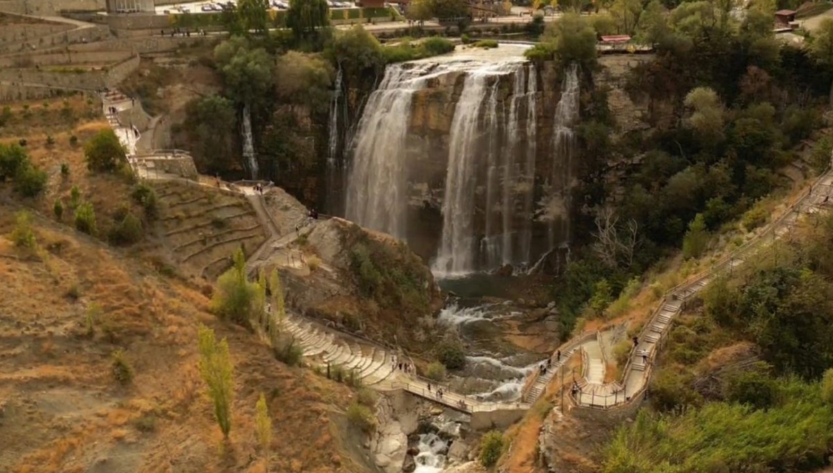 Tortum Şelalesi'nde sonbahar