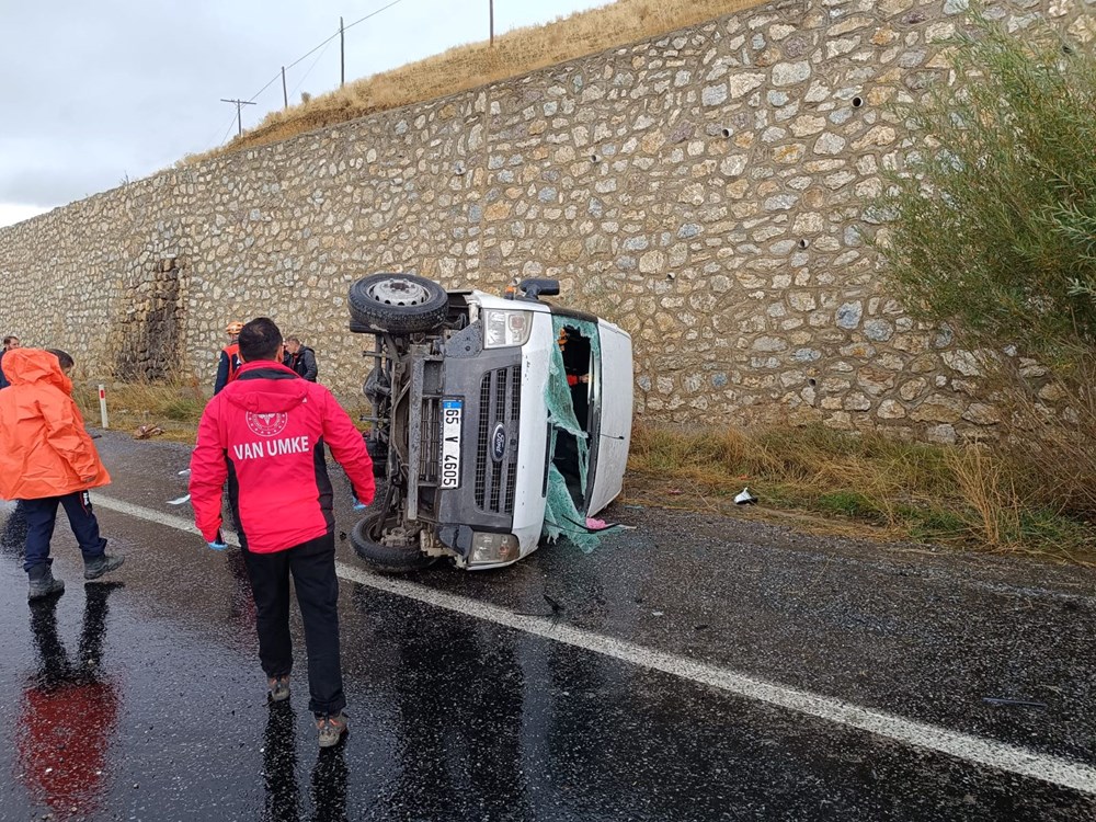 Yolcu minibüsü devrildi: 2'si ağır, 14 yaralı - 6