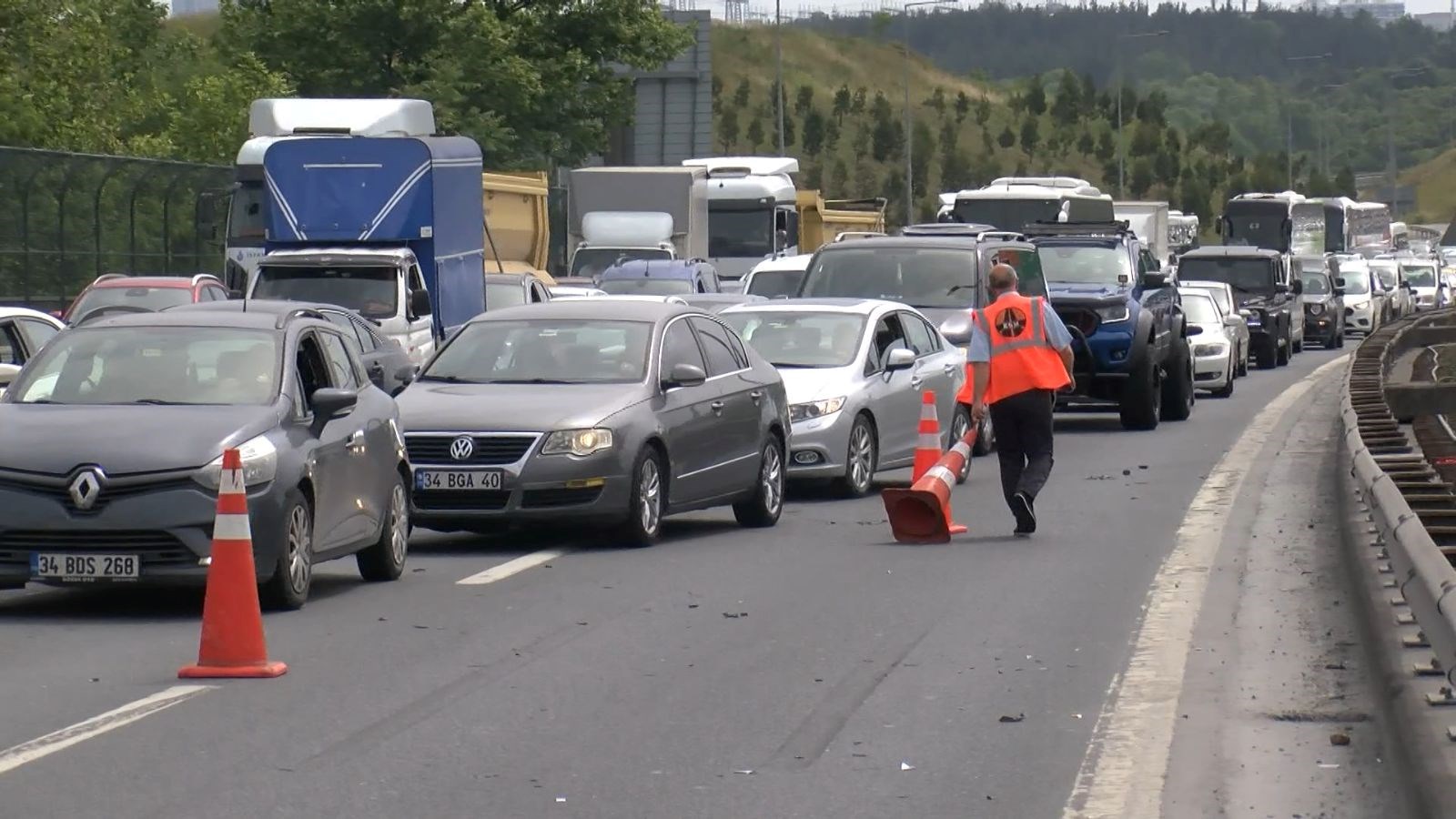 İstanbul’da Pazar Sabahı Trafiği Kilitleyen Kaza - Son Dakika Türkiye ...