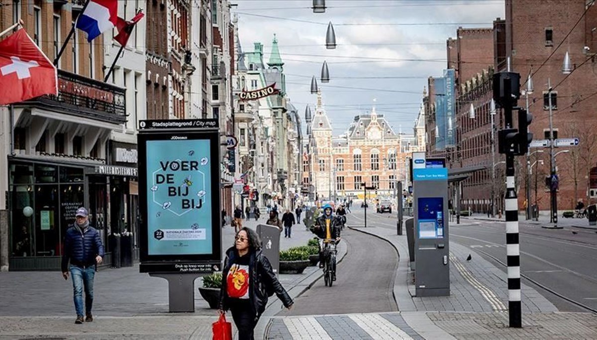 Hollanda'da 13 kişide Covid-19'un Omicron varyantı görüldü