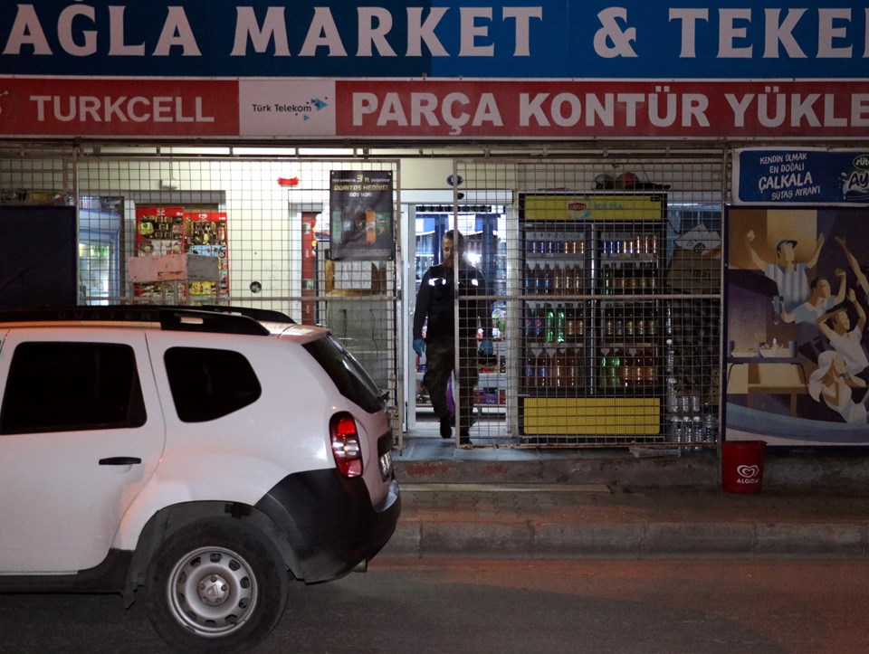 İzmir'de maskeli ve silahlı soygun - 1