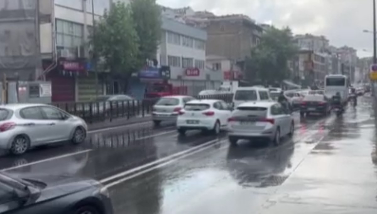 İstanbul'da sağanak yağış! Yollar göle döndü, zor anlar yaşandı