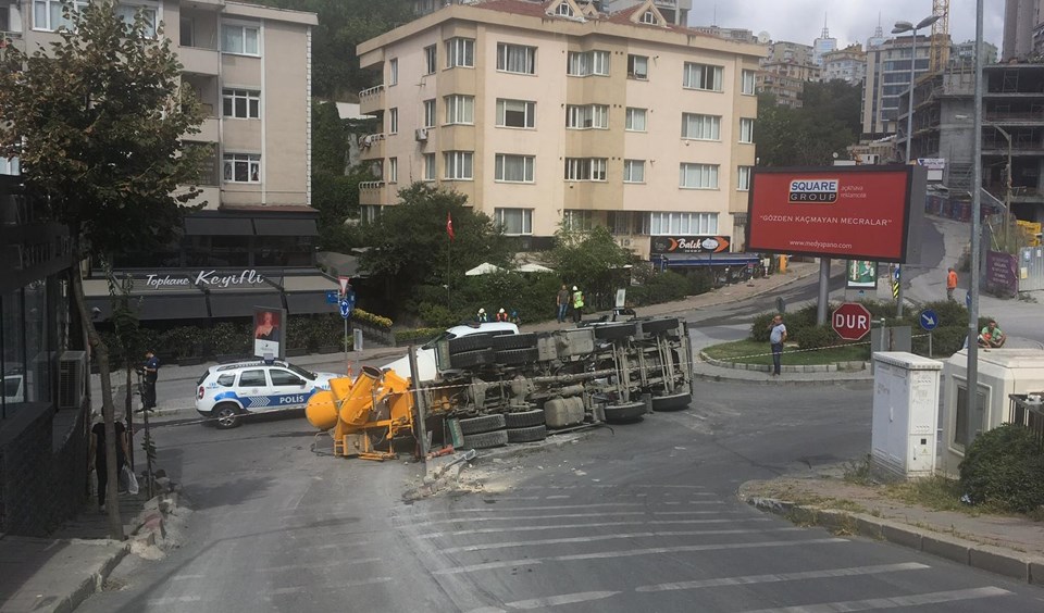 Beşiktaş'ta beton mikseri devrildi - 1