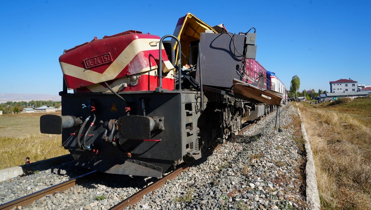 Yolcu treni beton pompasına çarptı: Ölü ve yaralılar var