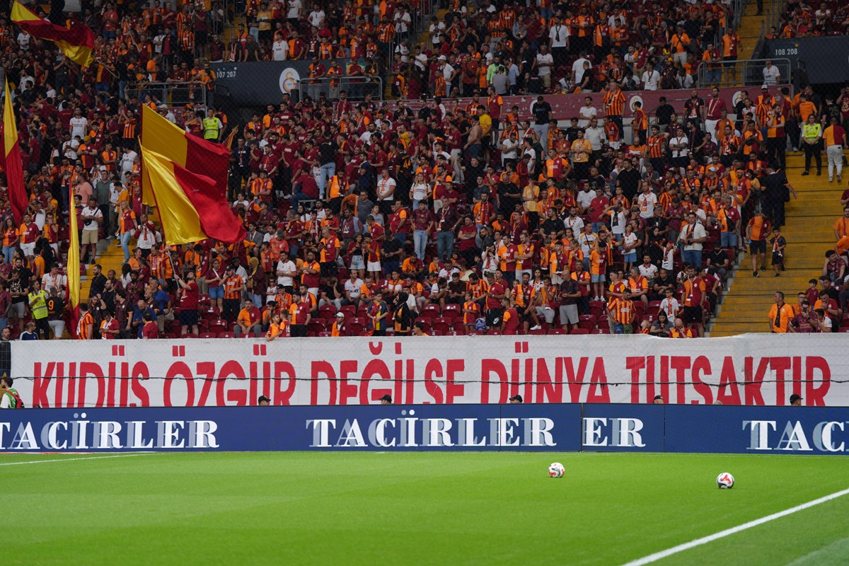 Maç öncesinde tribünlere Filistin