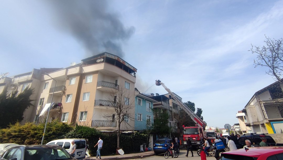 Bursa'da apartmanın çatı katında çıkan yangın söndürüldü
