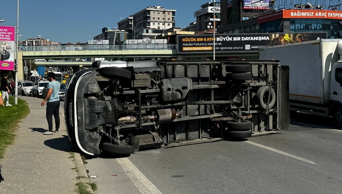 Eşya yüklü kamyonet devrildi: 1 yaralı