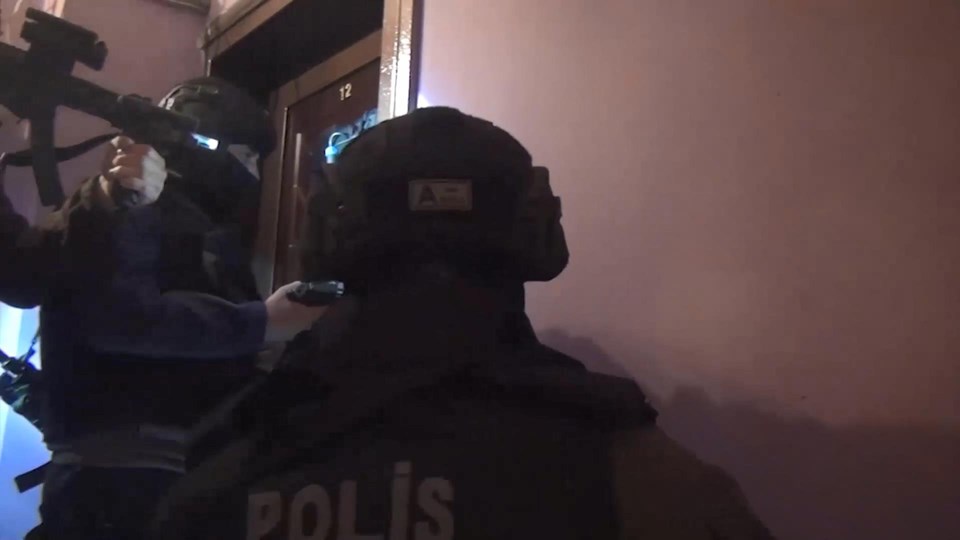 İstanbul'da AK Parti seçim irtibat bürosu önünde ateş açılmasıyla ilgili 2 gözaltı - 1