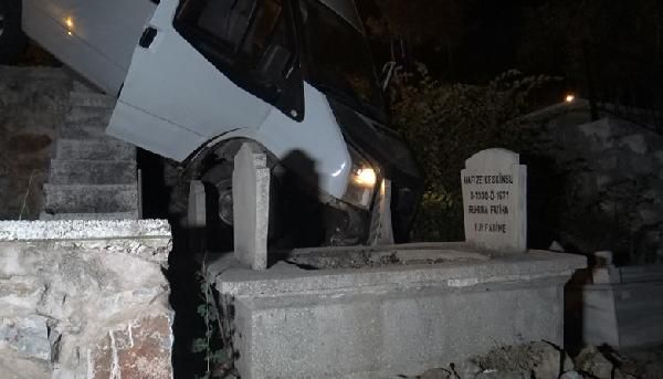 Tokat'ta minibüs mezarlığa uçtu: 2 yaralı - Vimarsana News