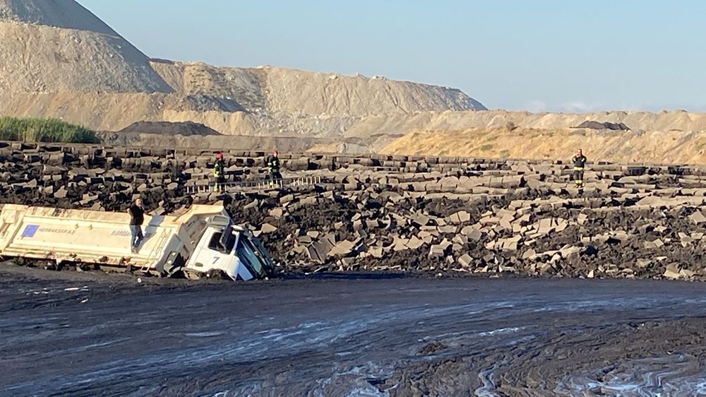 İş makinesi operatörü çamur altında kaldı - 6