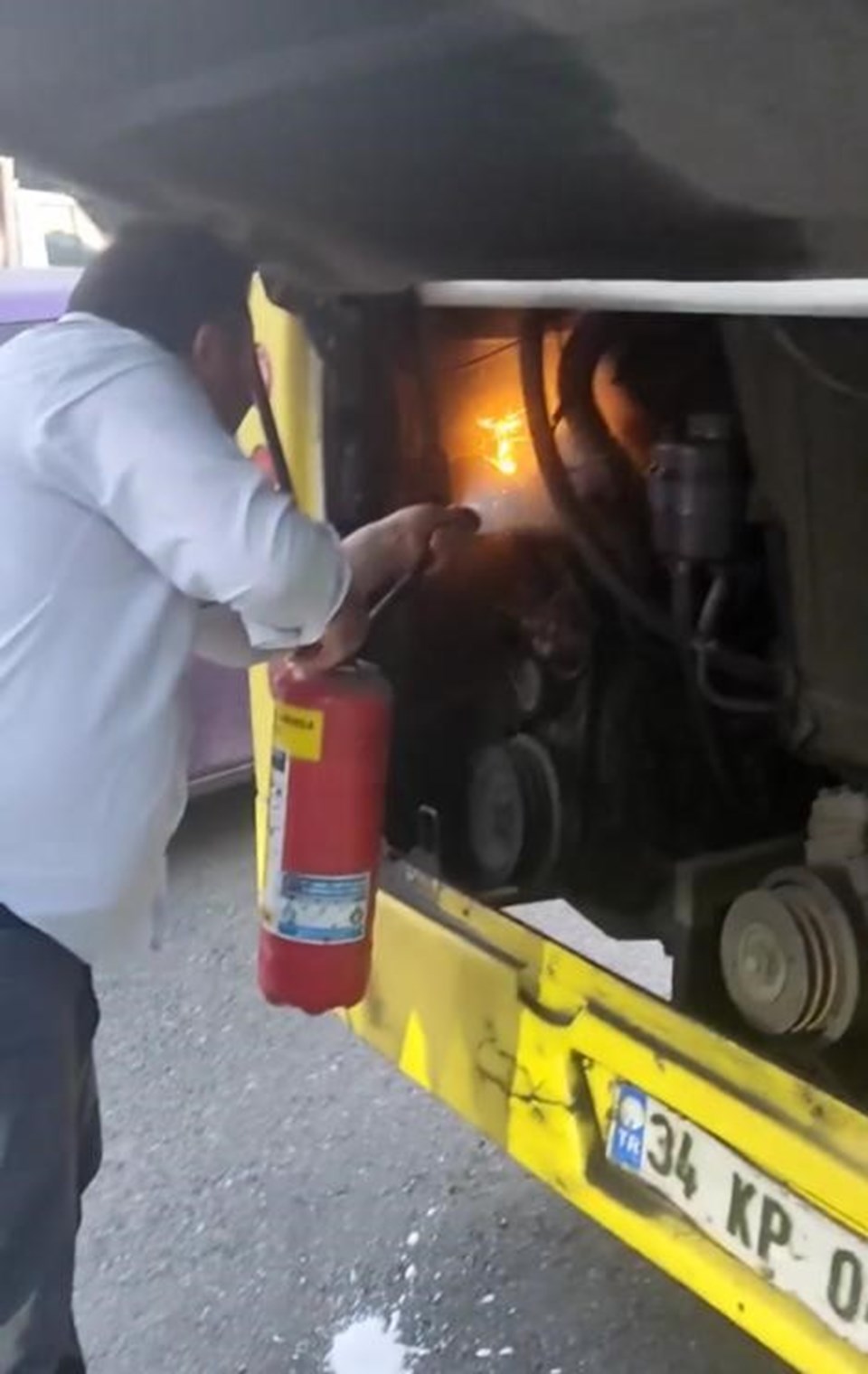 Yanan motorunu üfleyerek söndürmeye çalıştı - 1