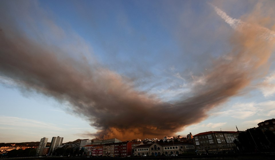 İtalya ve İspanya orman yangınlarıyla mücadele ediyor - 1