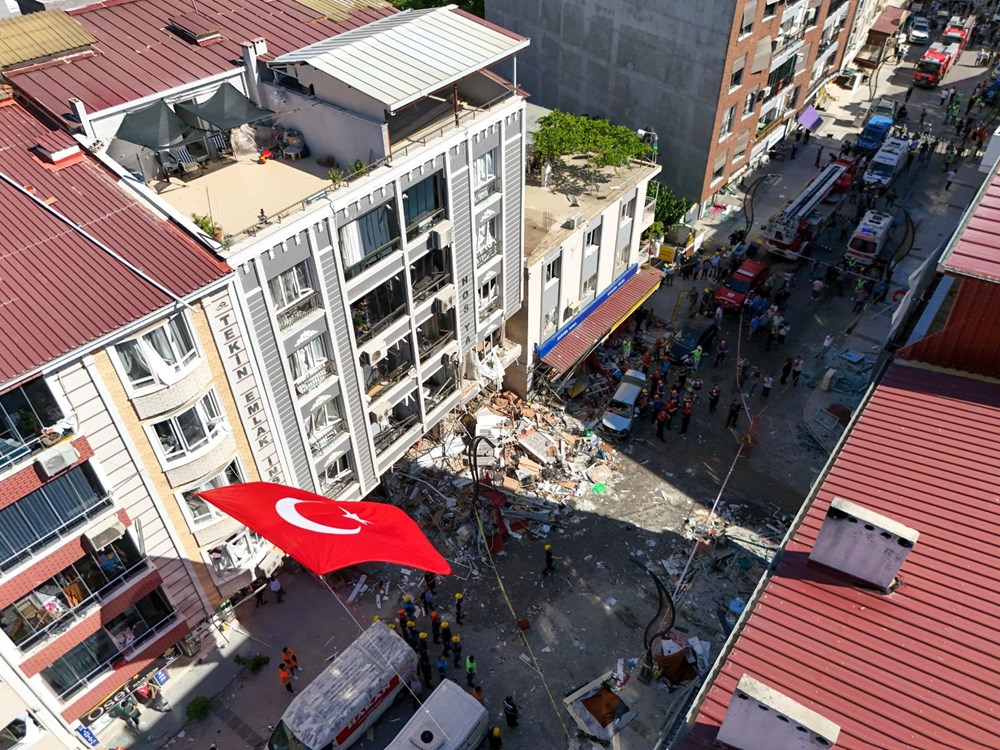 SON DAKİKA HABERİ | İzmir Torbalı’da bir binada patlama: 5
ölü, 63 yaralı - 4