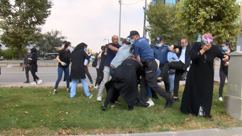 Keşif sırasında kadın sürücüye saldırdılar, polis biber gazıyla müdahale etti - 9