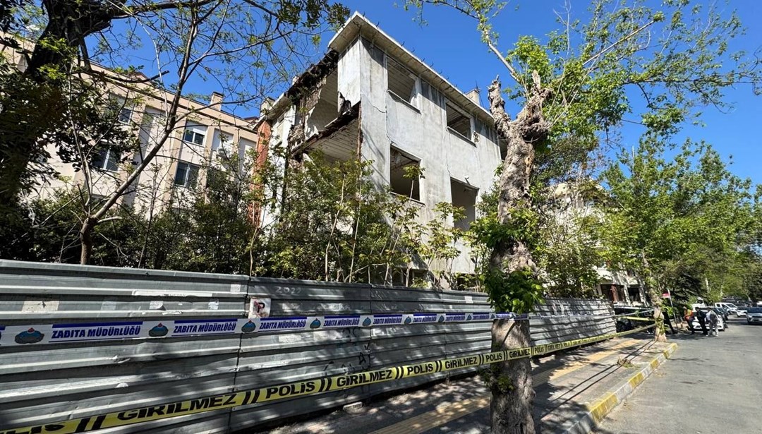 Bakırköy'de metruk bina deprem nedeniyle kısmen çöktü