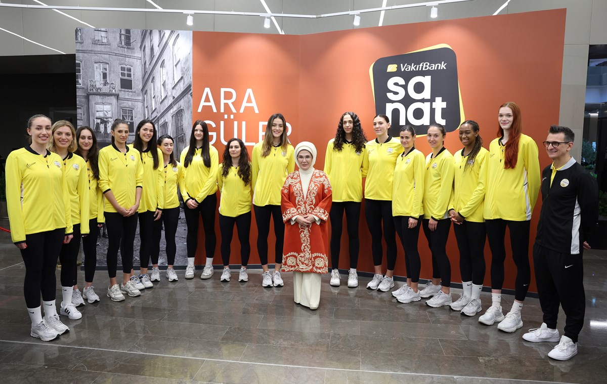 Erdoğan, Vakıfbank Kadın Voleybol Takımı oyuncularıyla fotoğraf çektirdi. Kaptan Zehra Güneş, Erdoğan