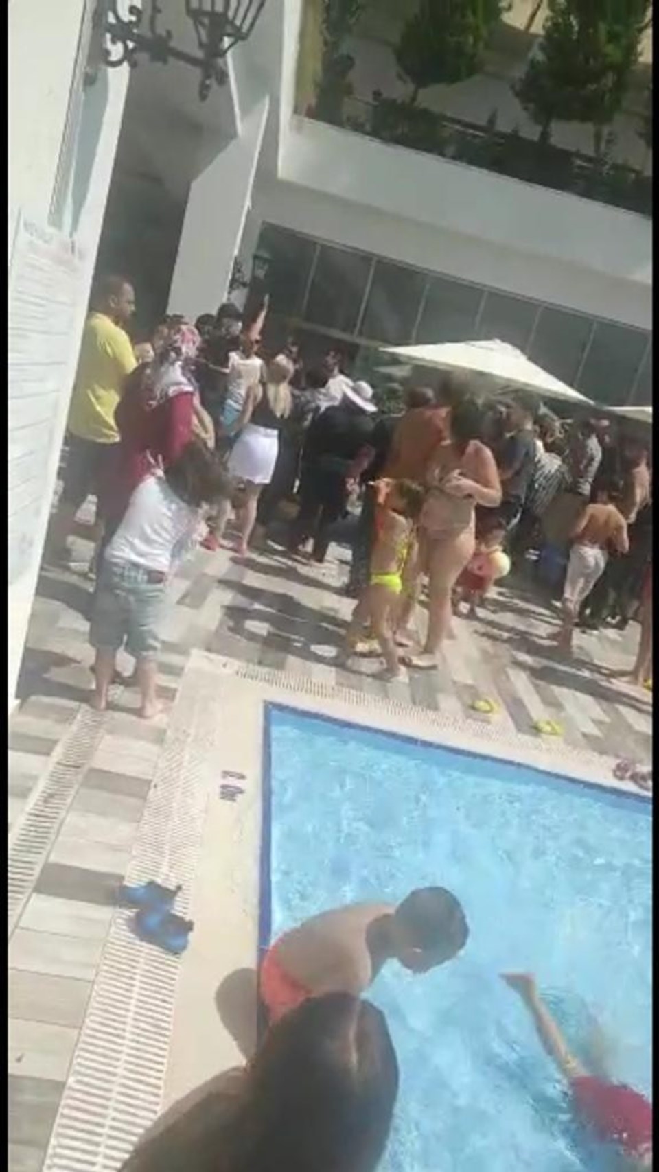 Tatil hayalleri suya düşen vatandaşlar otelin havuzunu bastı - 1