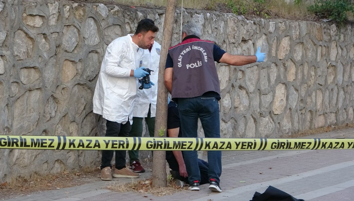 İş adamı iple ağaca asılı halde ölü bulundu İş adamı iple ağaca asılı halde ölü bulundu