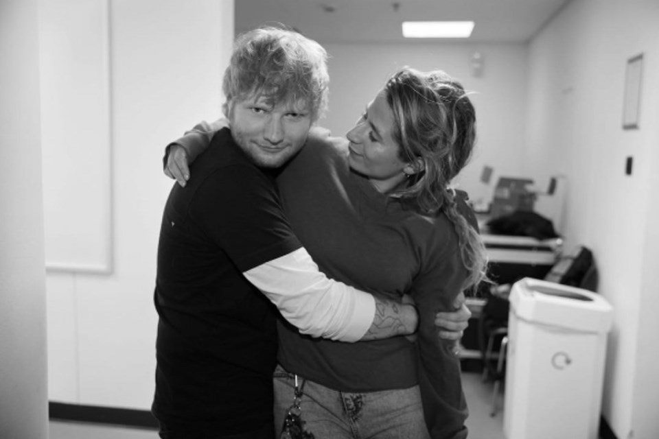Ed Sheeran yeni şarkısıyla Miley Cyrus'ı zirveden indirdi - 1