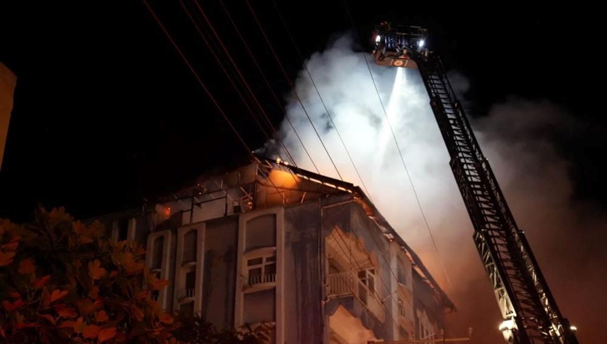 5 katlı apartmanda yangın paniği: Facianın eşiğinden dönüldü 5 katlı apartmanda yangın paniği: Facianın eşiğinden dönüldü