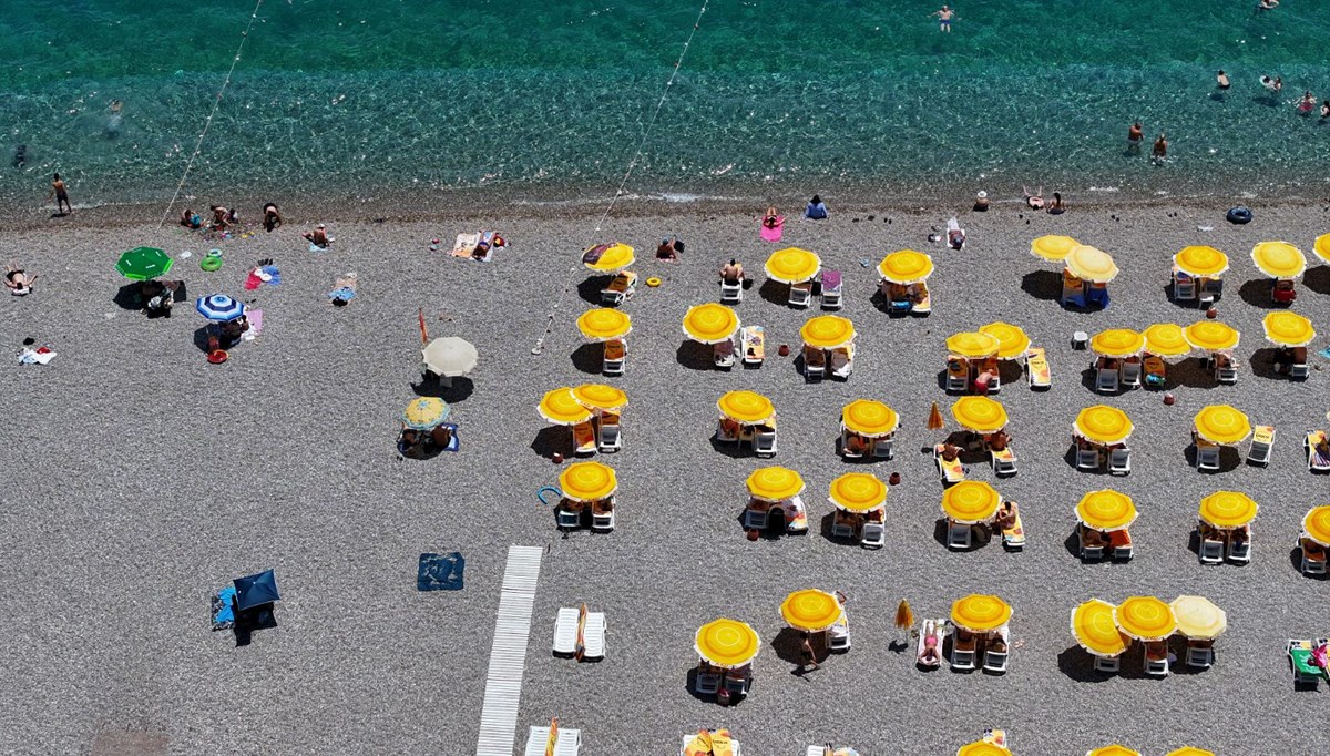 Turistler Konyaaltı Sahili'ne akın etti