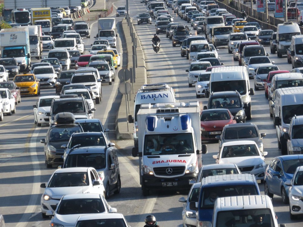 Hafta sonu kısıtlaması öncesi İstanbul trafiği kilit - 9