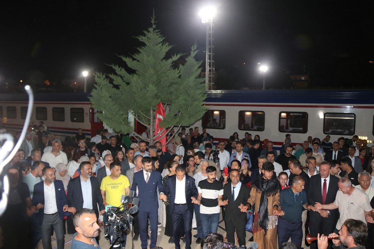 Turistik Tatvan Treni'nin ilk yolcuları Tatvan'a vardı