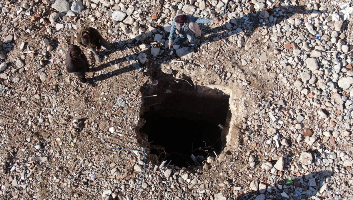 Deprem enkazı kaldırılınca obruk ortaya çıktı Deprem enkazı kaldırılınca obruk ortaya çıktı