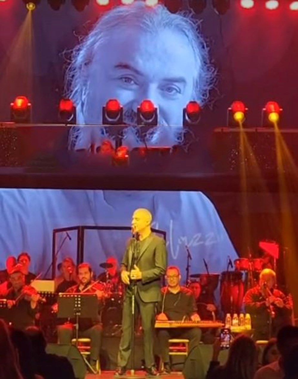 Volkan Konak'ın Müzikleriyle Yürekler Paramparça: Sahneden Unutulmaz Bir Anma 77 ajMrTh9oHEKiByXOJ aWw