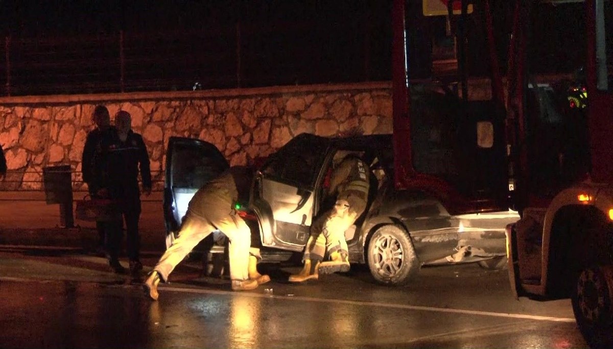 Pendik'te virajı alamayan araç bariyerlere çarptı: 2'si ağır 4 yaralı Pendik'te virajı alamayan araç bariyerlere çarptı: 2'si ağır 4 yaralı