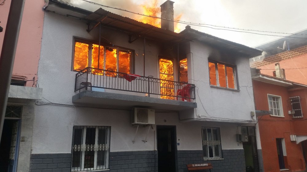 İki katlı ev alev alev yandı NTV