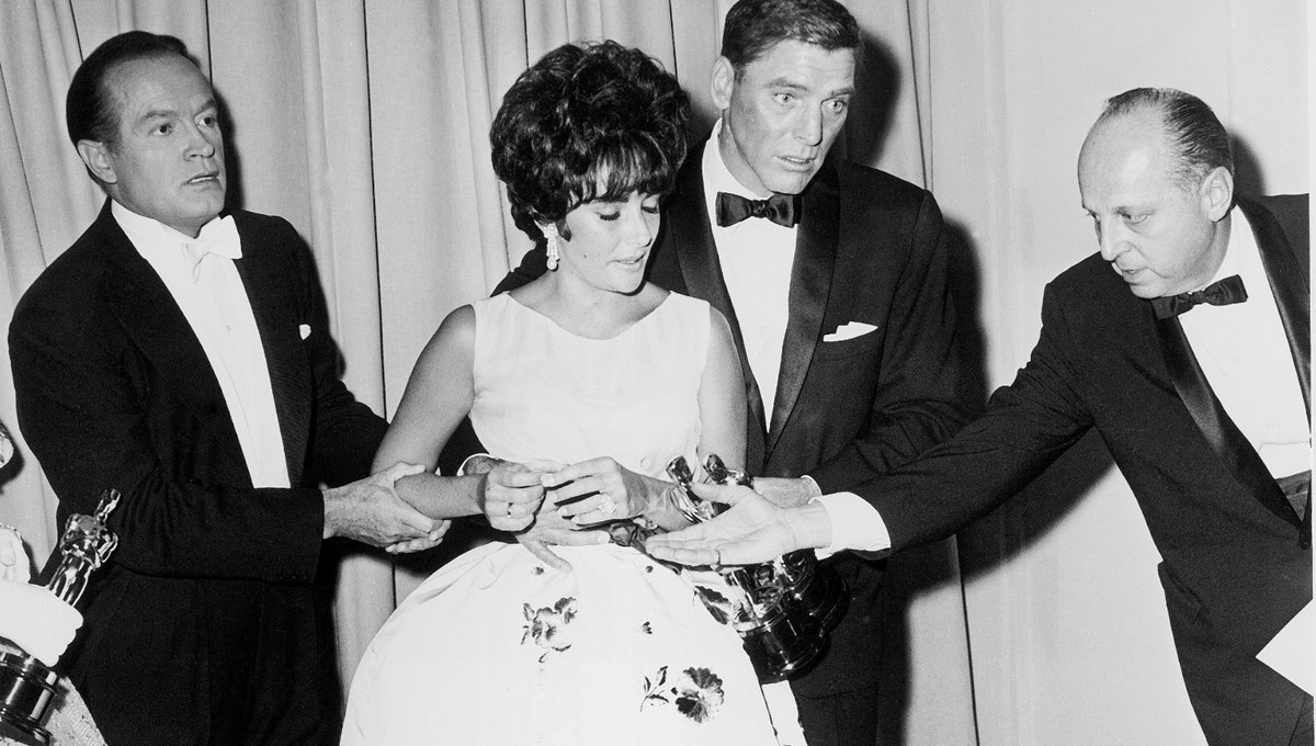 51 yıl sonra ortaya çıkan Elizabeth Taylor'ın ikonik elbisesi satışta